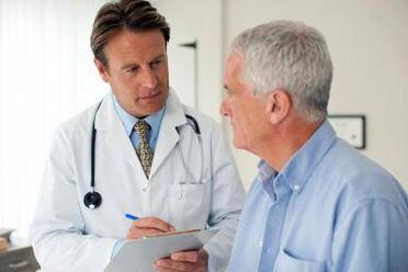 El médico prescribe tratamiento para la prostatitis.