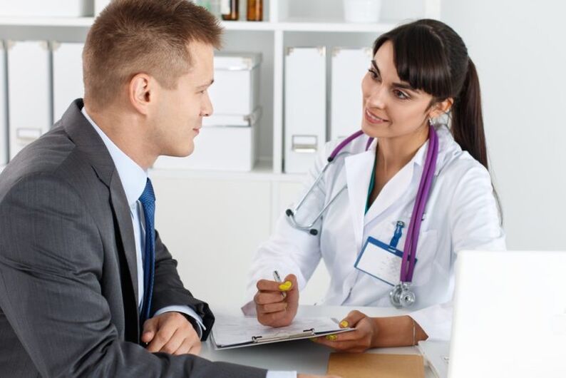El médico prescribe un medicamento para la prostatitis según el historial médico recopilado.